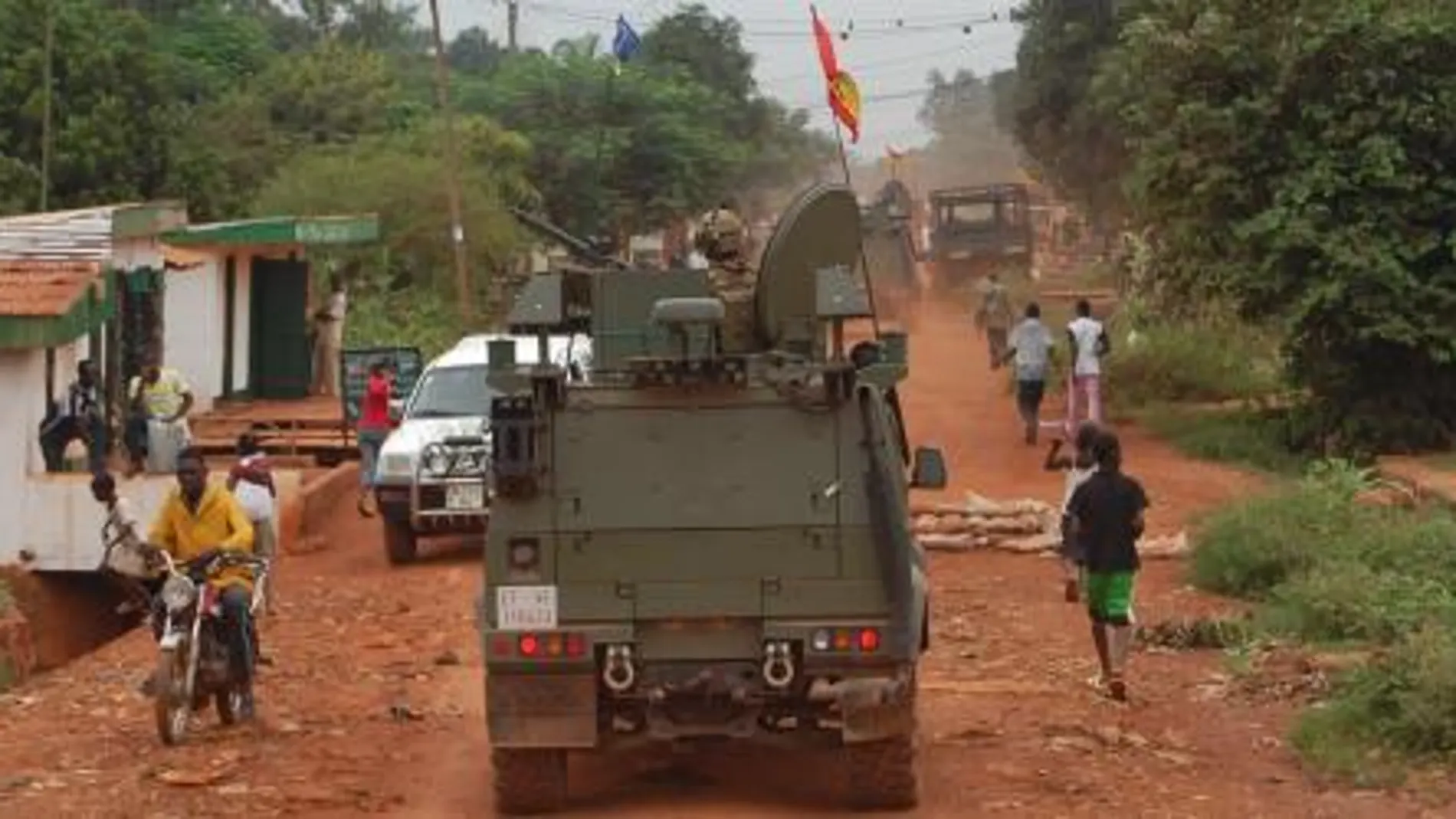 Un blindado español patrulla por Banghi, en la República Centroafricana.