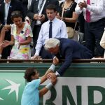Bjorn Borg felicita a Nadal en presencia de la alcaldesa de París, Anne Huidalgo, la ministra de deportes, Najat Vallaud-Belkacem, y el primer ministro galo, Manuel Valls