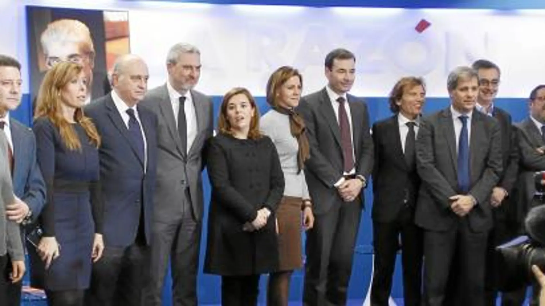 Foto de familia de «LA RAZÓN de... José Ramón Bosch» con (de izquierda a derecha) M. Casals, E. Millo i Rocher, A. Ussía, M. Batet, E. García-Page, A. Sánchez-Camacho, J. Fernández, J.R. Bosch, S. Sáenz de Santamaría, Mª Dolores de Cospedal, T. Gómez, J. Parera, A. Fernández, J. M. Villegas, J. González Ferrari y J. Bardají