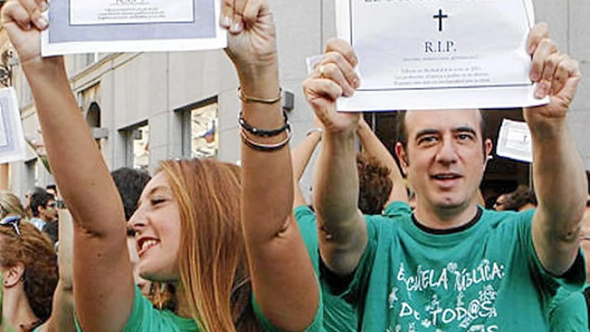 «Resulta significativo que los sindicatos que están detrás de estas camisetas sean los mismos que han apoyado la destrucción del sistema de enseñanza»