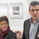 Julio Villarubia responde a las preguntas de los periodistas, junto a Mercedes Martín