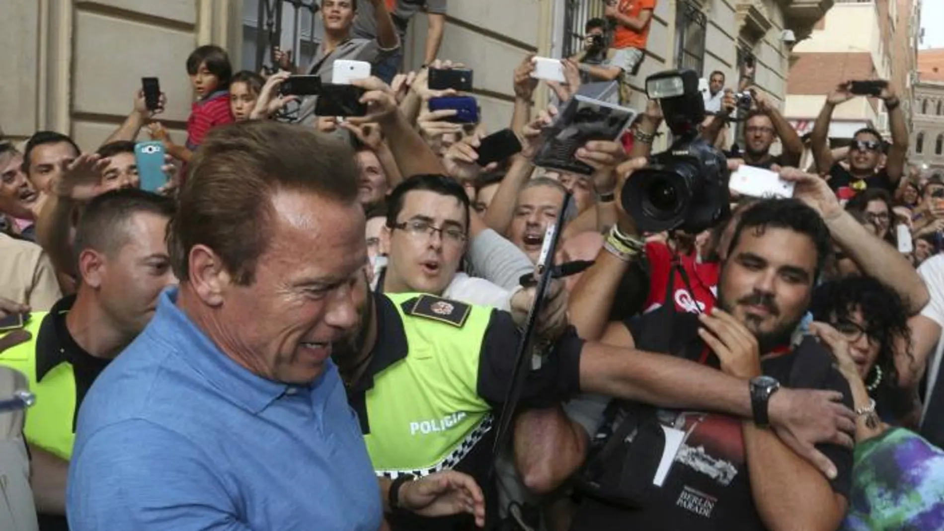 El actor Arnold Schwarzenegger a su salida de la Diputacion Provincial de Almeria donde ha recibido el premio "Almeria Tierra de Cine"