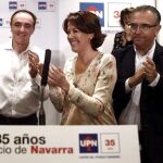 La presidenta de Navarra, Yolanda Barcina, aplaude al consejero del Gobierno foral José Javier Esparza (i), que liderará la lista de UPN al Parlamento foral en las elecciones de mayo de 2015.