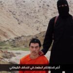 Imagen del vídeo en el que aparece el ejecutor del grupo, ‘John el Yihadista’, junto al rehén japonés, al que finalmente decapita