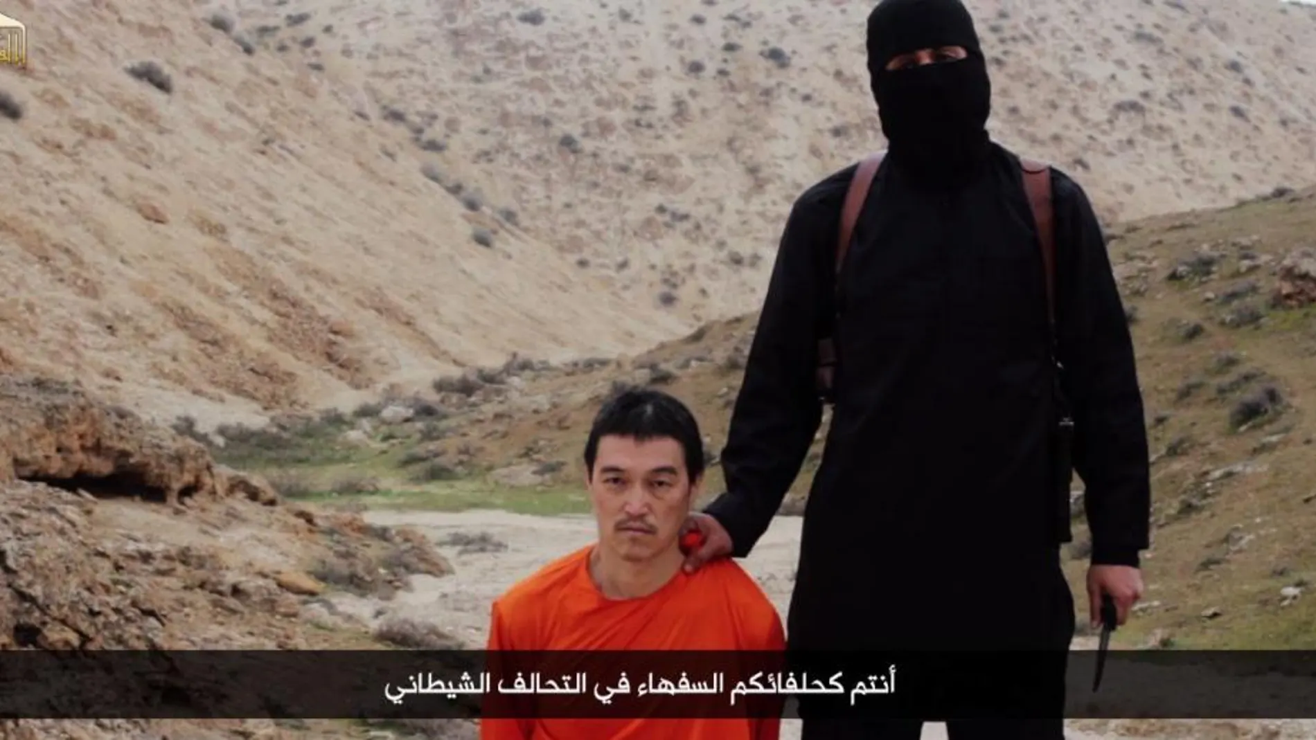 Imagen del vídeo en el que aparece el ejecutor del grupo, ‘John el Yihadista’, junto al rehén japonés, al que finalmente decapita
