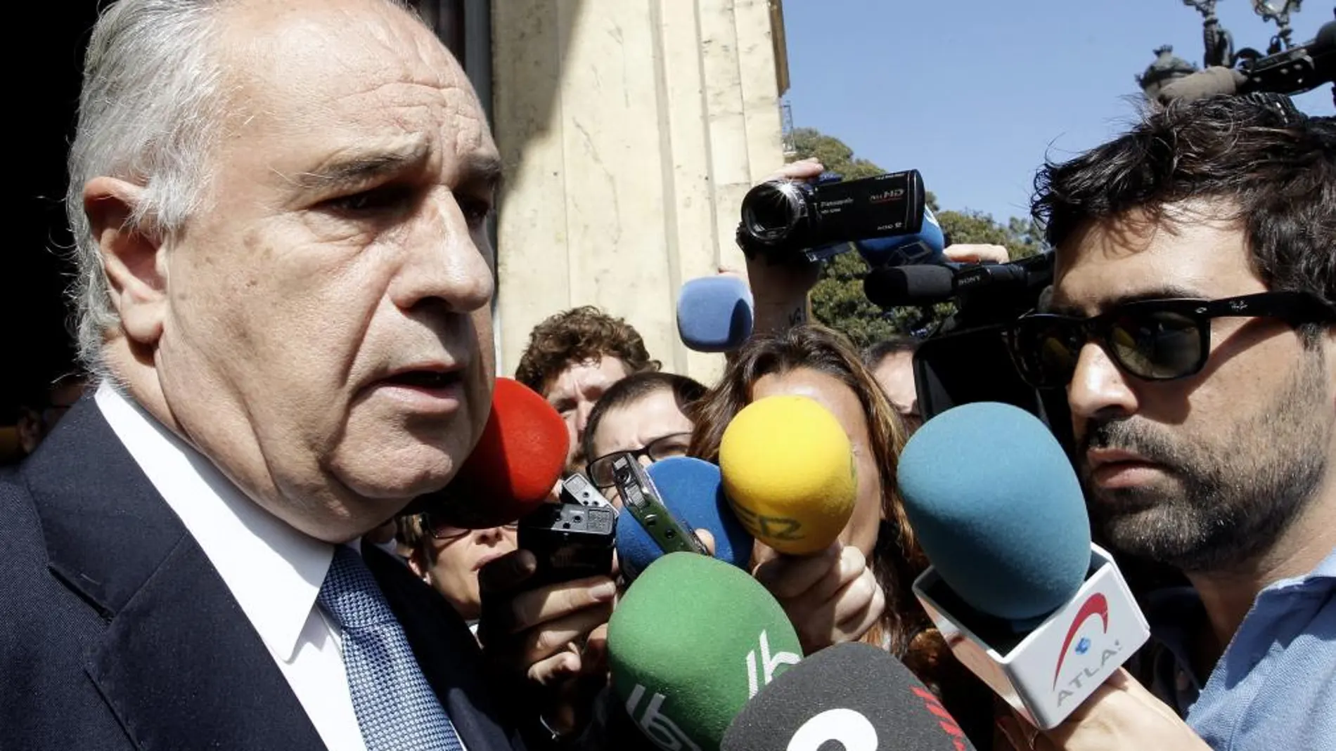 El exconseler de Solidaridad, Rafael Blasco, declara ante los medios de comunicación a su salida del Tribunal Superior de la Comunidad Valenciana