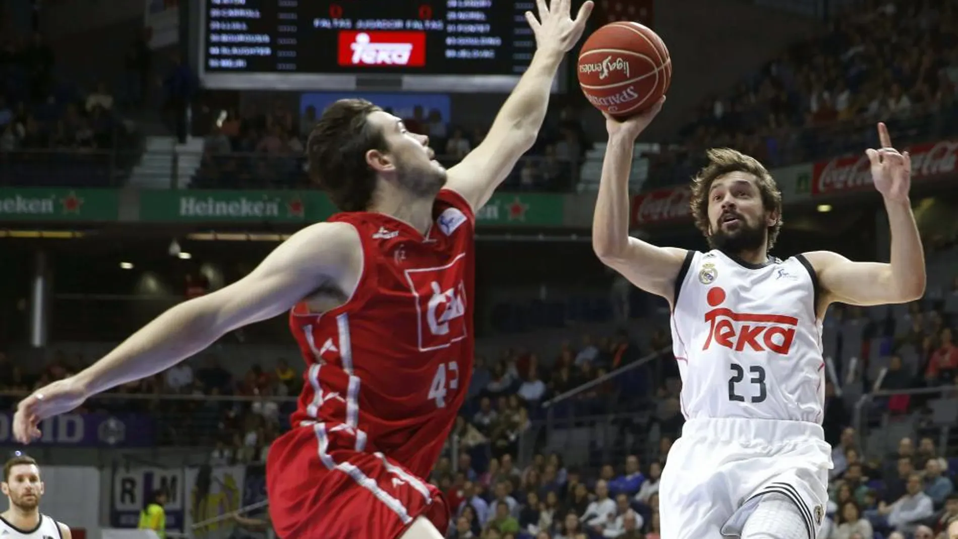 El base del Real Madrid Sergio Llull tira ante el escolta del CAI Chris Goulding.