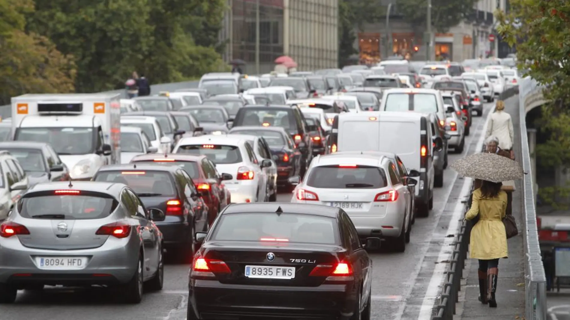 Coches atascados en un día de lluvia en Madrid