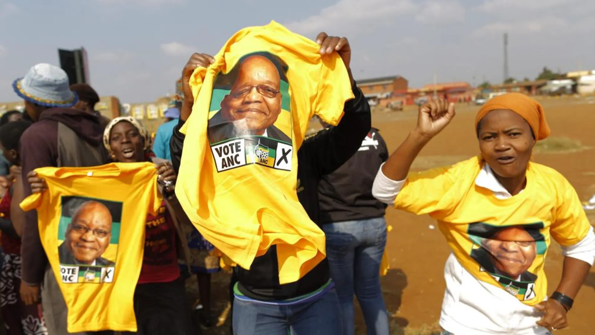 Los seguidores del partido Congreso Nacional Africano (ANC) realizan una celebración durante un mitin preelectoral en Bekkersdal, cerca de Johannesburgo