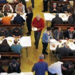 En Navidad hay entidades que hacen un esfuerzo extra, como esta cena solidaria en los capuchinos de Mallorca