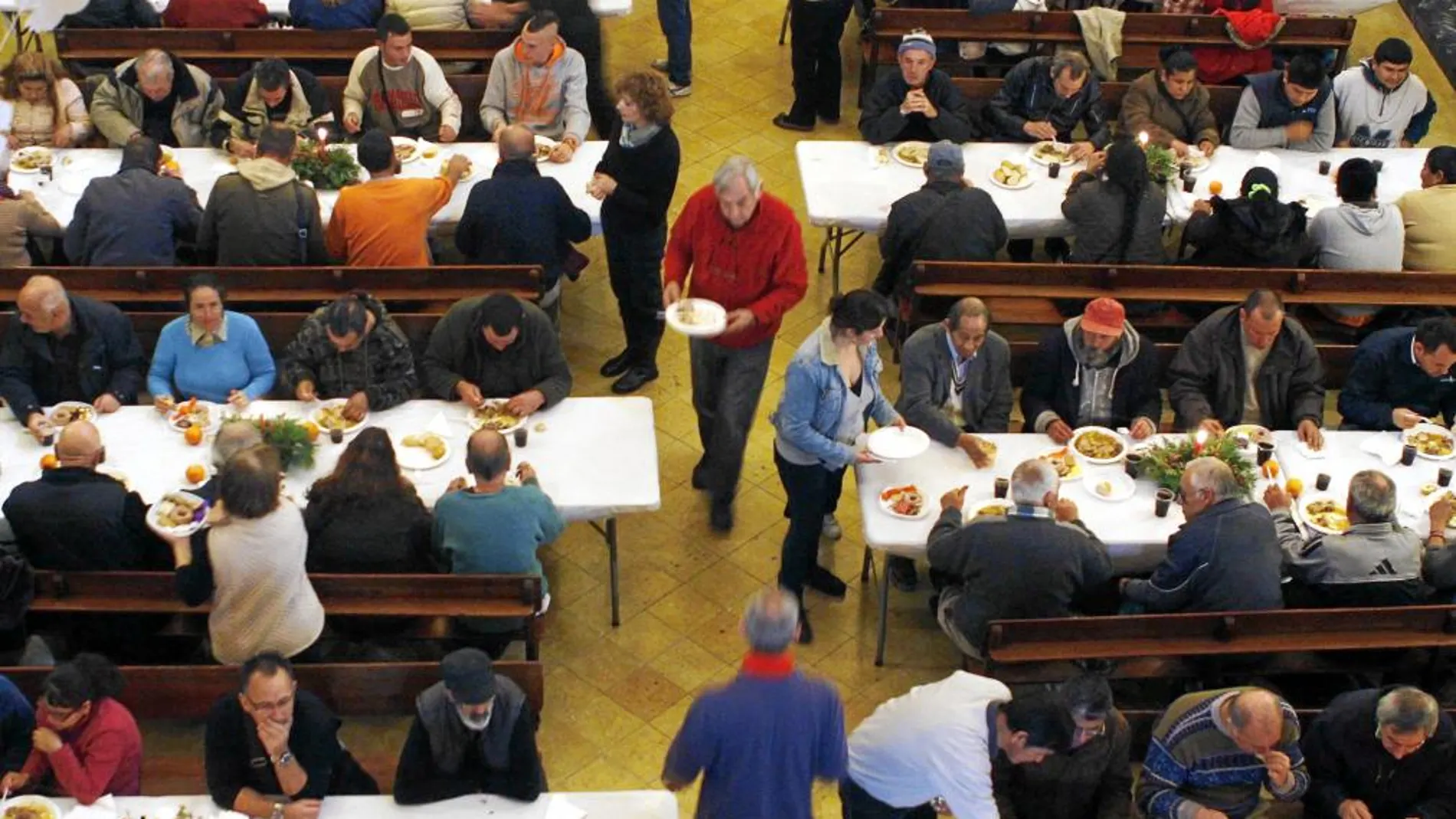 En Navidad hay entidades que hacen un esfuerzo extra, como esta cena solidaria en los capuchinos de Mallorca