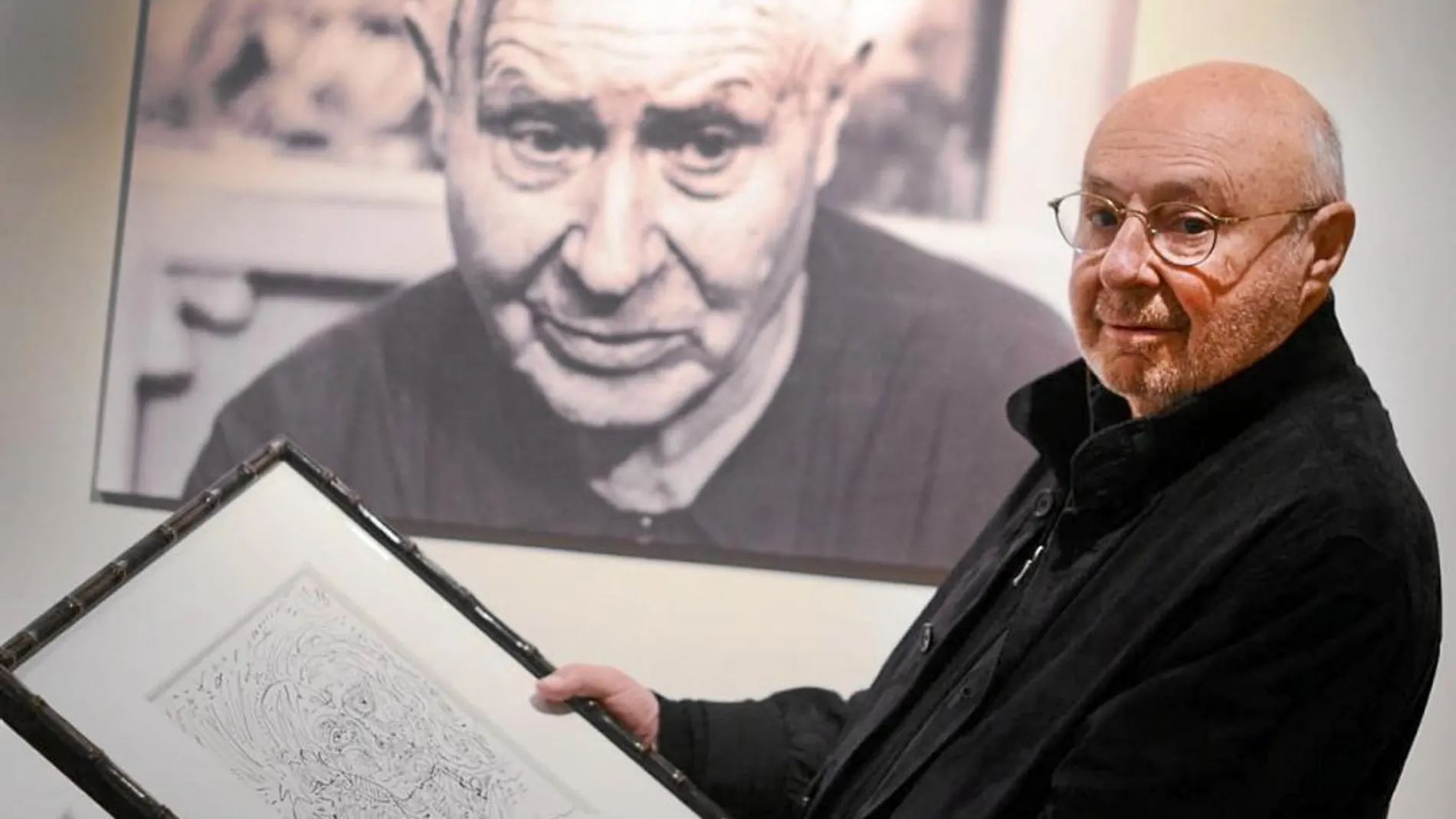 Diego Masson, en la Galería Marc Domènech, junto a un retrato y una obra de su padre