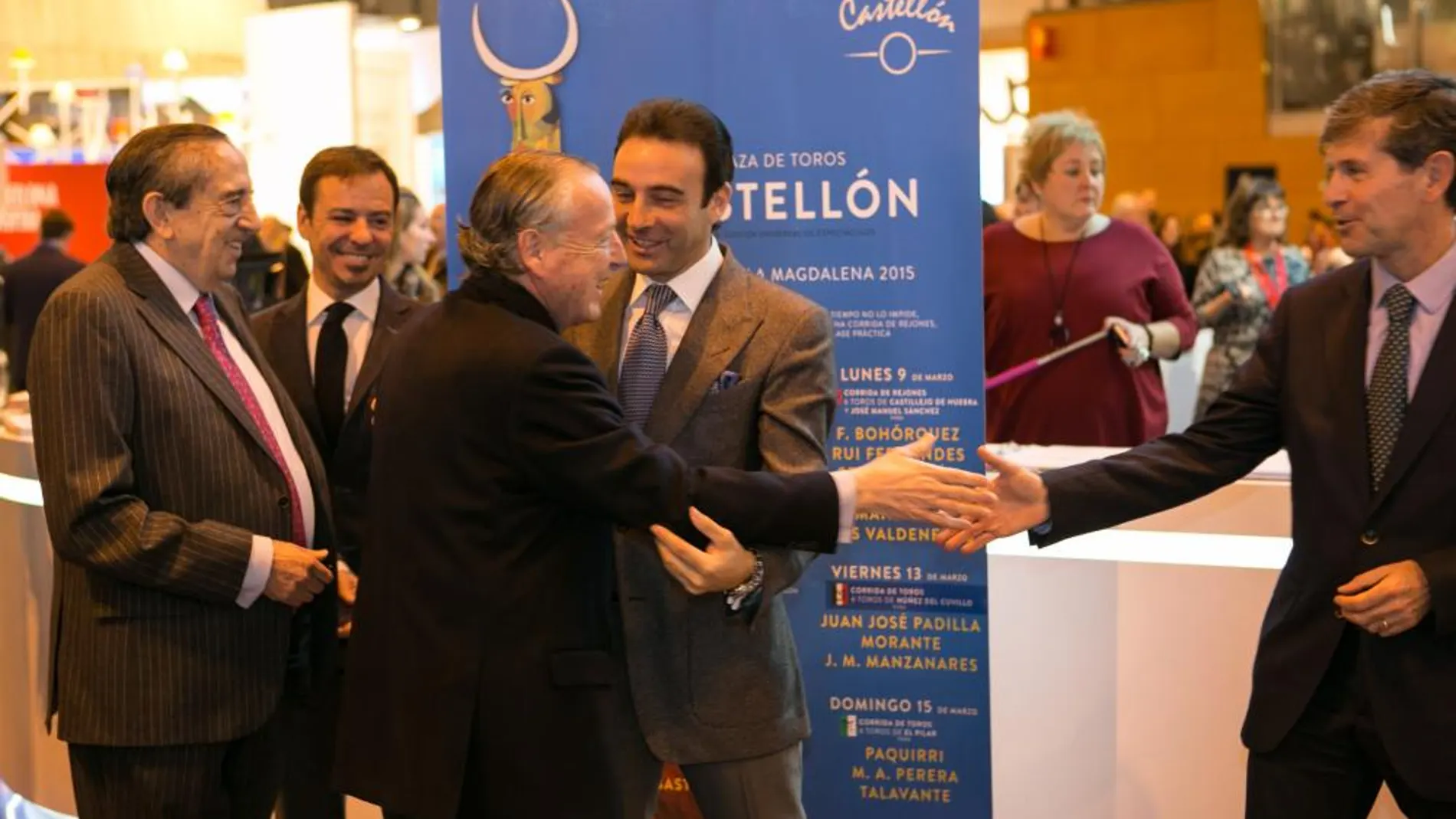 José María Álvarez del Manzano saluda al alcalde de Castellón, Alfonso Bataller, ante la mirada de Enrique Ponce