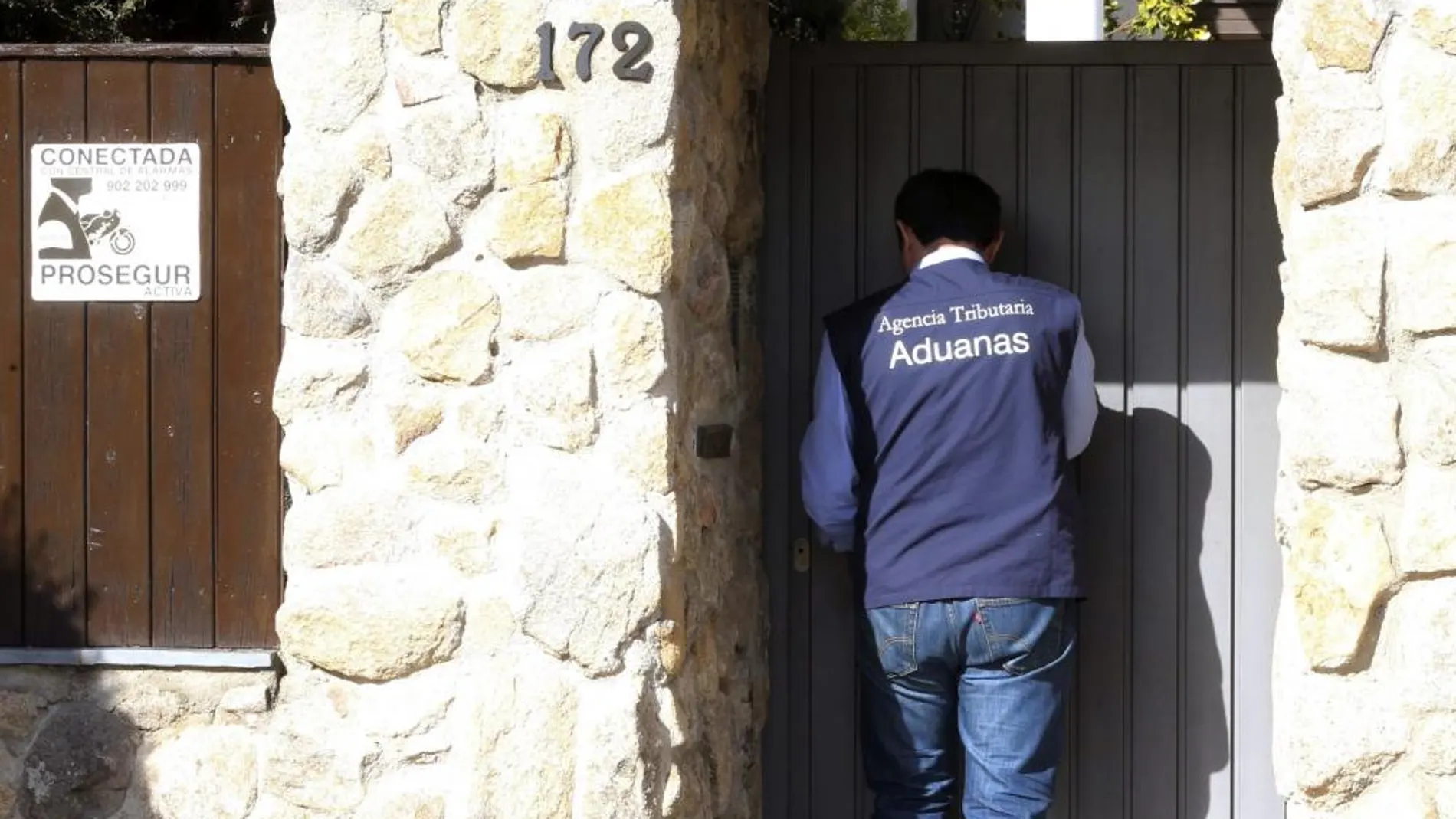 Un agente de la Agencia Tributaria a su llegada a uno de los domicilios de Nuevo Batzán, que han sido registrados.
