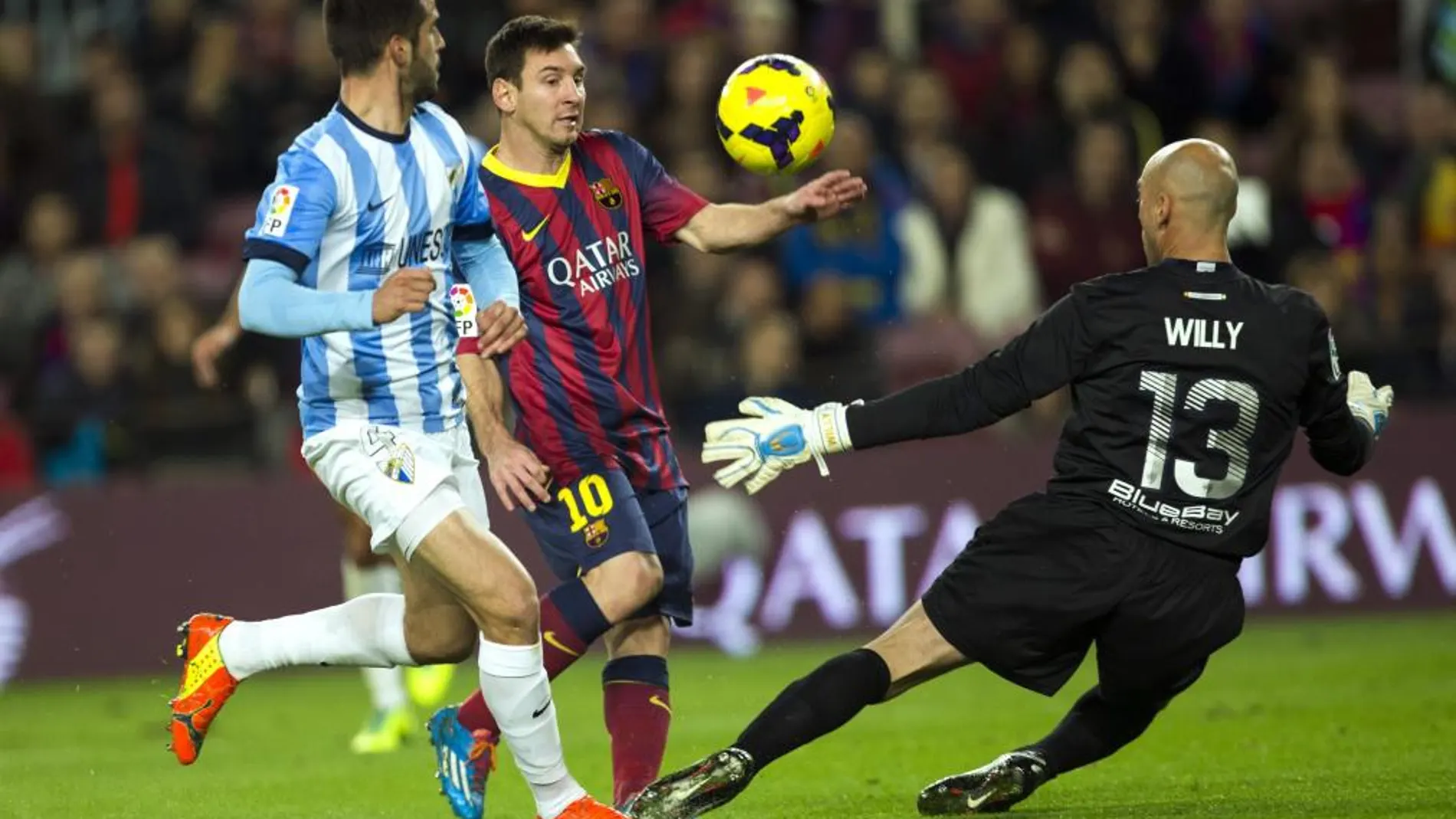 Leo Messi (c) lucha el balón con el portero argentino Willy Caballero (d) y el defensa portugués Flavio Ferreira (i), del Málaga CF.