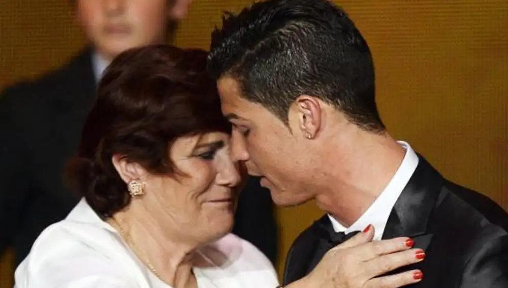 Cristiano Ronaldo es felicitado por su madre Maria Dolores dos Santos Aveiro, tras recibir el trofeo del Balón de Oro 2013.