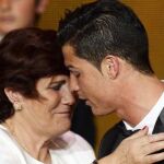 Cristiano Ronaldo es felicitado por su madre Maria Dolores dos Santos Aveiro, tras recibir el trofeo del Balón de Oro 2013.