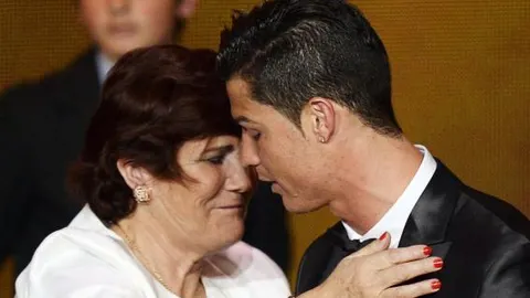 Cristiano Ronaldo es felicitado por su madre Maria Dolores dos Santos Aveiro, tras recibir el trofeo del Balón de Oro 2013.
