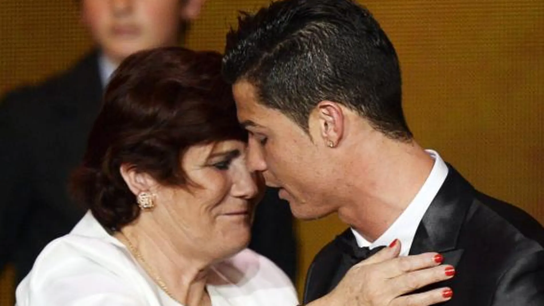 Cristiano Ronaldo es felicitado por su madre Maria Dolores dos Santos Aveiro, tras recibir el trofeo del Balón de Oro 2013.