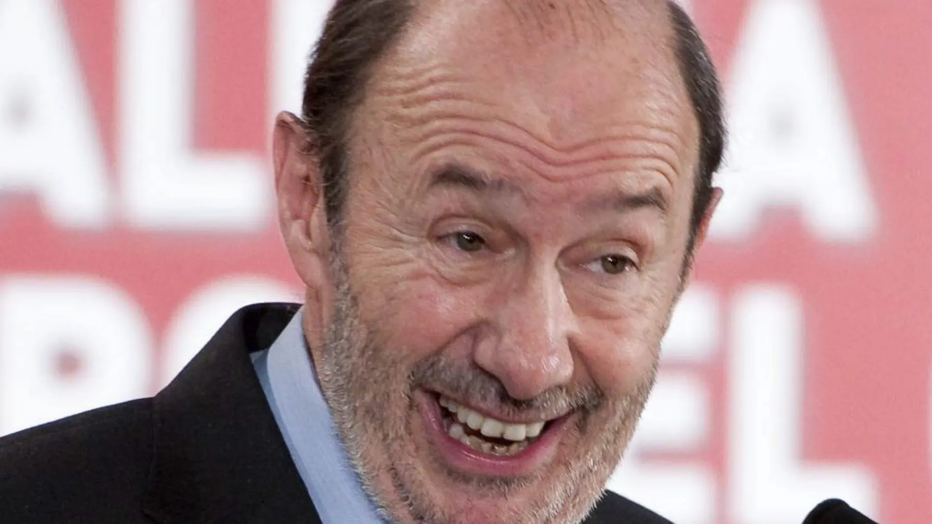 Rubalcaba pide la dimisión de Montoro en una rueda de prensa sin preguntas