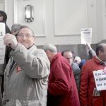 Jubilados, en una reciente concentración frente a la sede del INSS de Valladolid para protestar por la situación de sus pensiones, y realizan una entrega masiva de reclamaciones ante la Seguridad Social