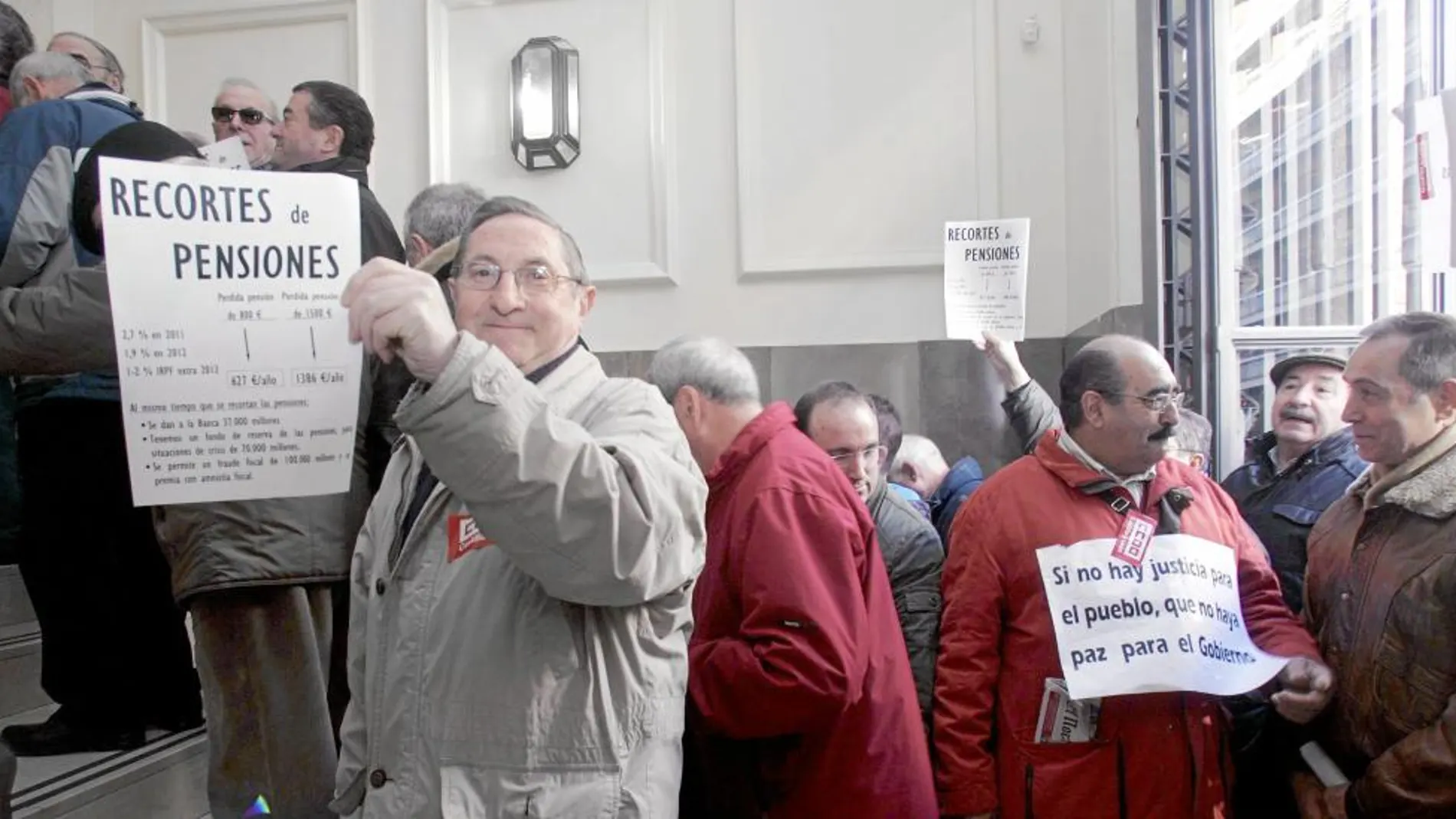 Jubilados, en una reciente concentración frente a la sede del INSS de Valladolid para protestar por la situación de sus pensiones, y realizan una entrega masiva de reclamaciones ante la Seguridad Social