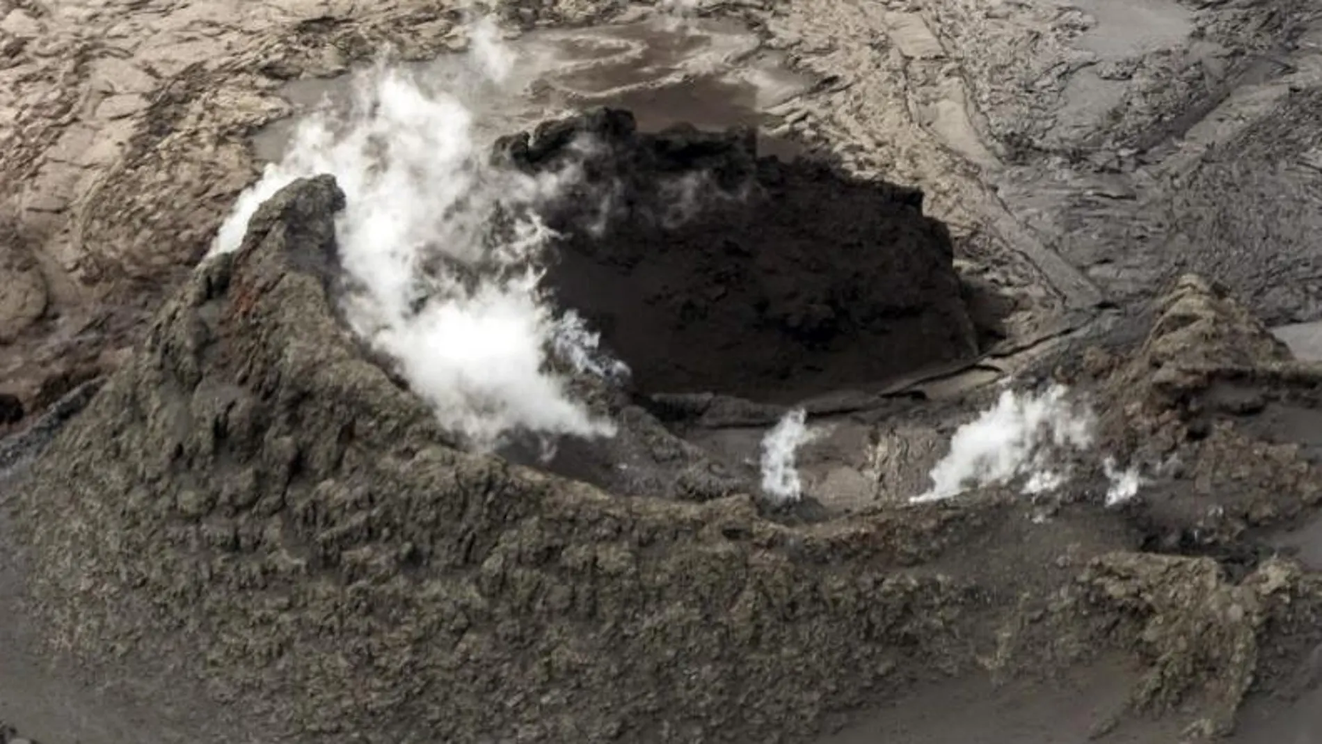 Vista aérea de unas nubes de humo y vapor saliendo de una fisura en una zona cubierta por lava al norte del glacial Vatnajokull en Islandia.