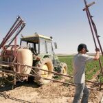 Un agricultor se dispone a regar una explotación de su propiedad