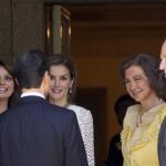 Los Reyes y los Príncipes de Asturias conversan con el presidente de México, Enrique Peña Nieto, y su esposa Angélica Rivera