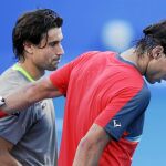 NOS VEMOS EN DOHA. La temporada oficial para David Ferrer y Rafa Nadal arrancará el lunes con el torneo de Doha. Los dos jugadores españoles se saludaron amistosamente al final del partido en Abu Dabi y se citaron para el torneo que se disputa en la capital qatarí
