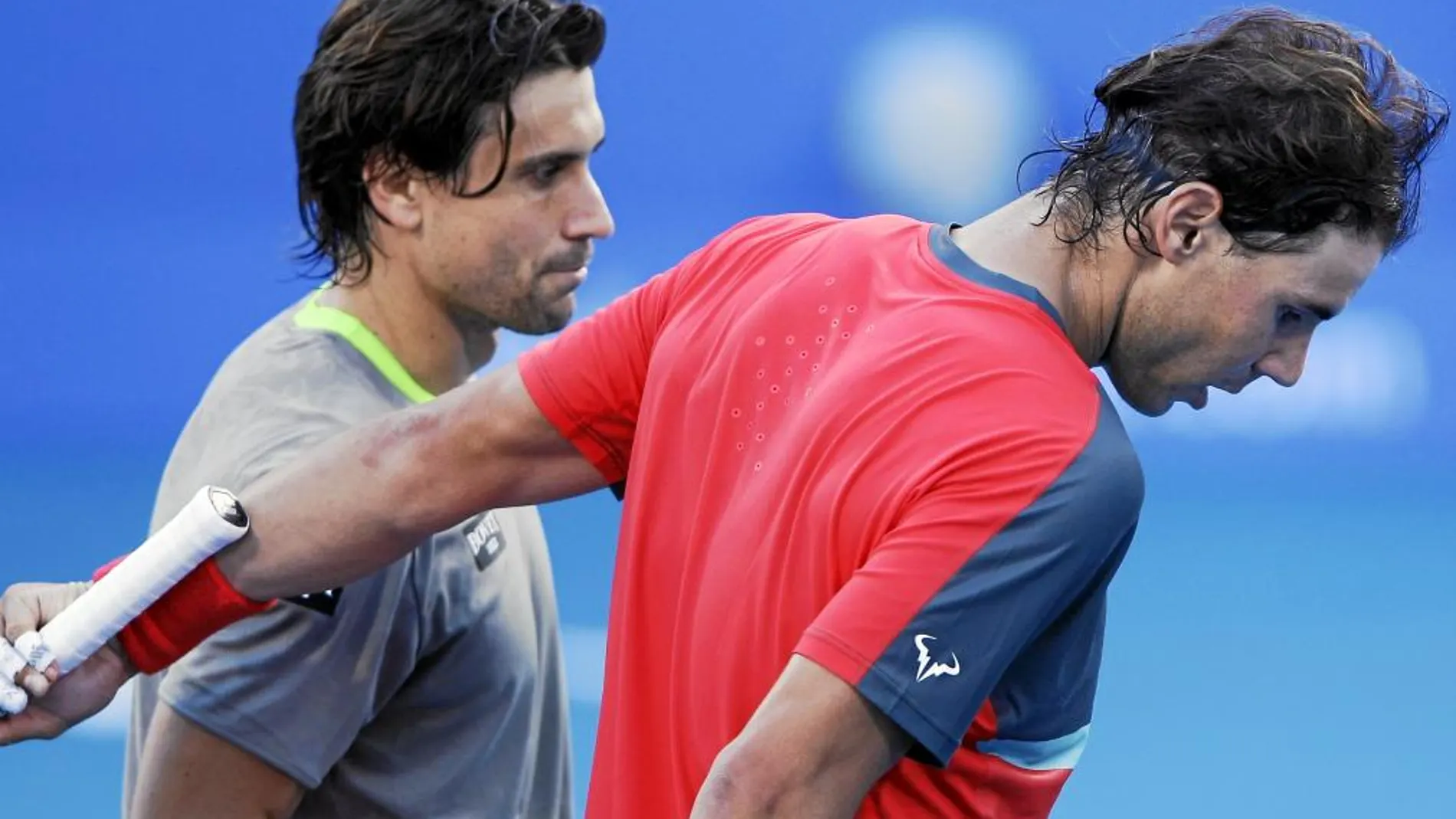 NOS VEMOS EN DOHA. La temporada oficial para David Ferrer y Rafa Nadal arrancará el lunes con el torneo de Doha. Los dos jugadores españoles se saludaron amistosamente al final del partido en Abu Dabi y se citaron para el torneo que se disputa en la capital qatarí