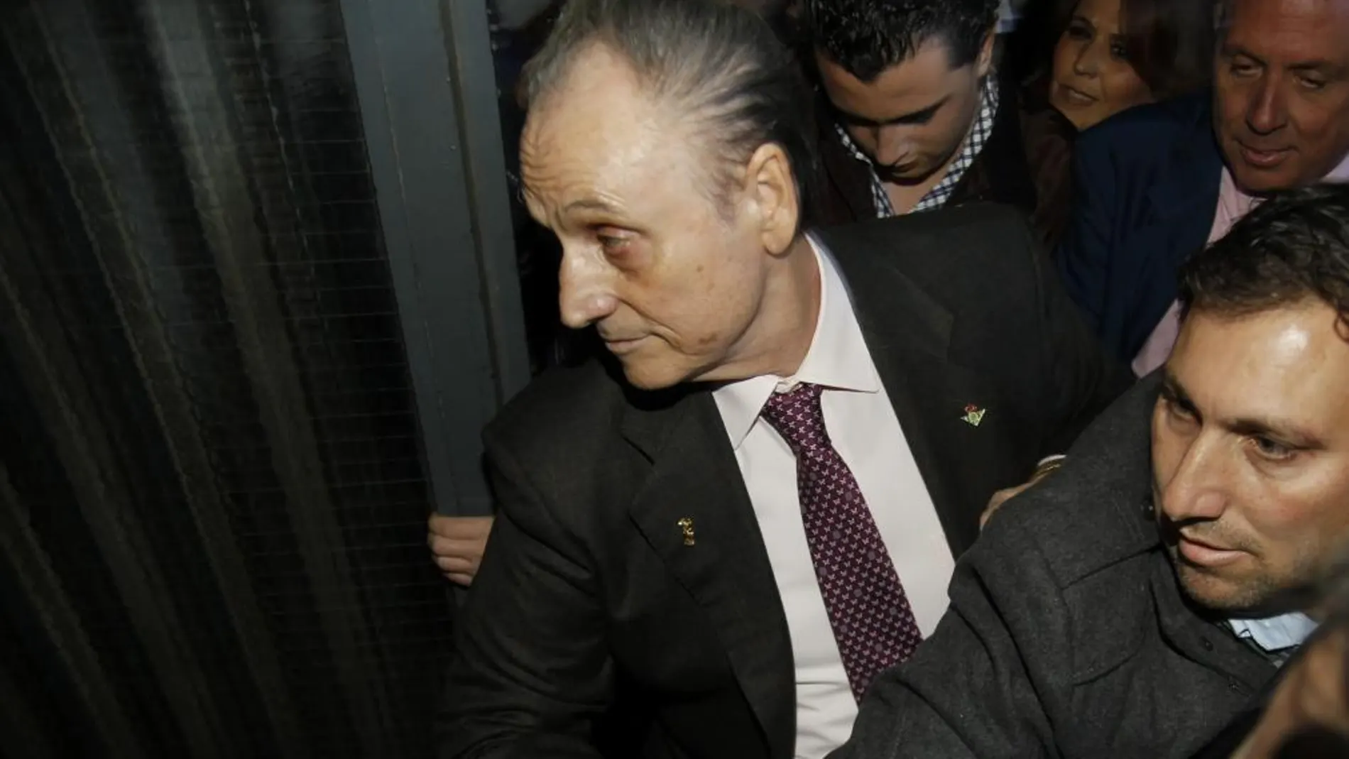 El ex máximo accionista del Real Betis Manuel Ruiz de Lopera(c), a su llegada esta mañana a los juzgados del Prado