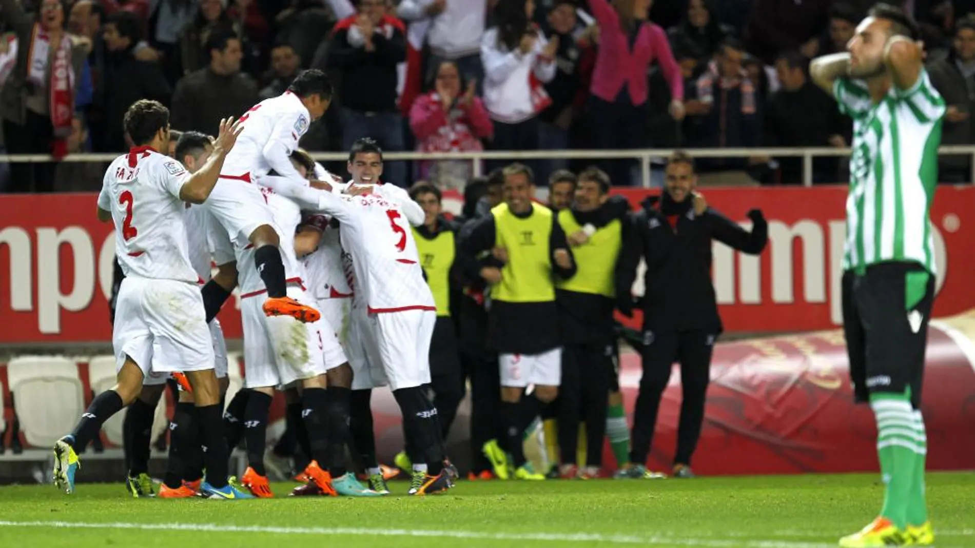 Los jugadores del Sevilla FC celebran su segundo gol ante el Real Betis. EFE/JOSÉ MANUEL VIDAL