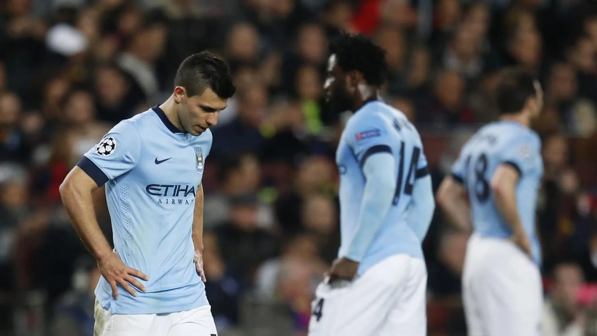 Los jugadores del Manchester City se lamentan tras ser eliminados por el Barcelona.