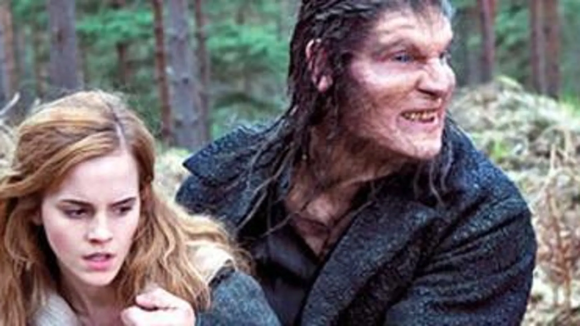 El actor, caracterizado como hombre lobo, junto a Emma Watson en una escena de Harry Potter.