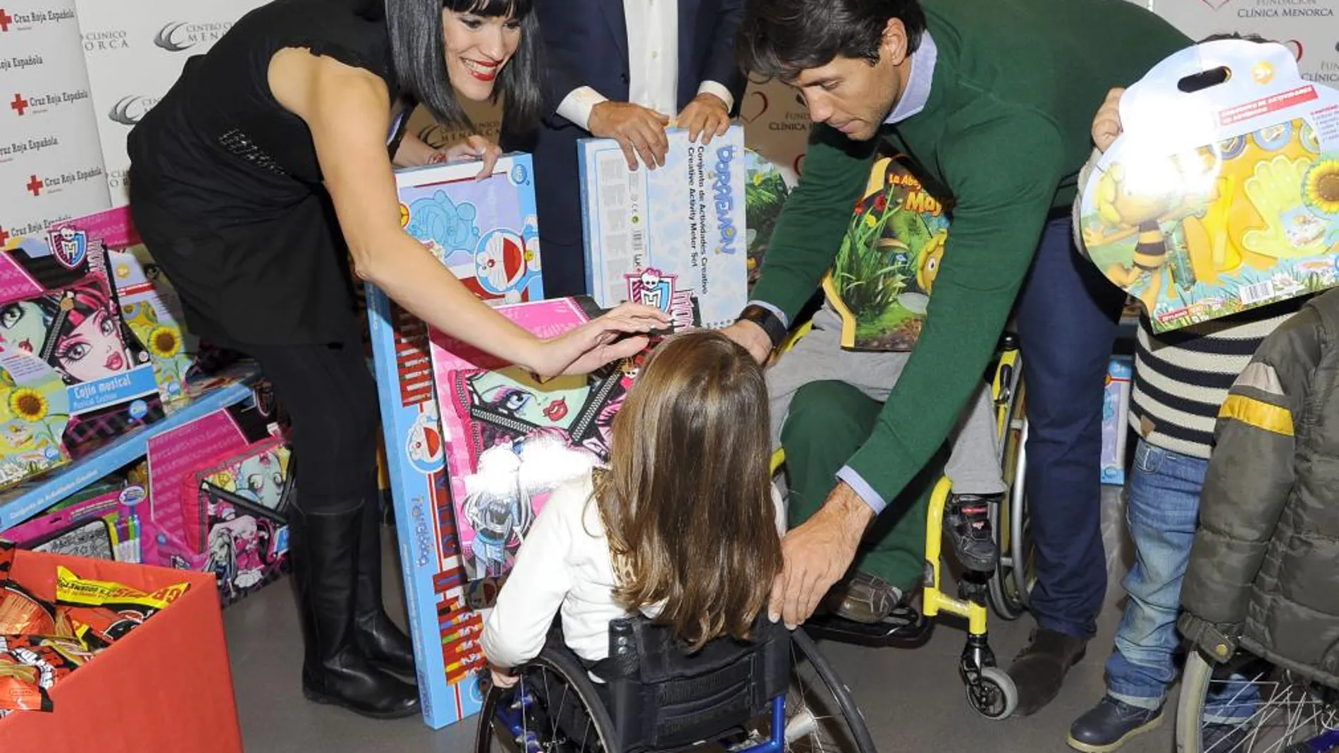 El tenista Fernando Verdasco e Irene Villa durante un acto de la Fundación "También"y "Cruz Roja".