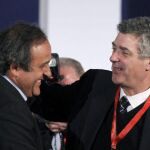 Ángel María Villar saluda al presidente de la UEFA, Michel Platini