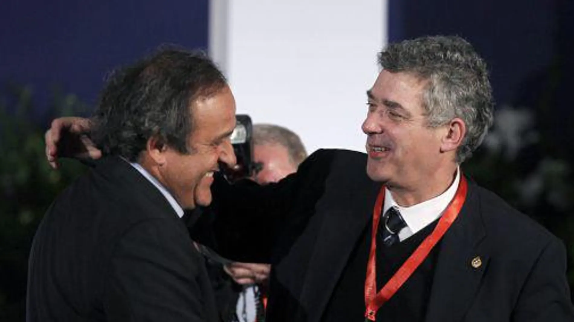 Ángel María Villar saluda al presidente de la UEFA, Michel Platini