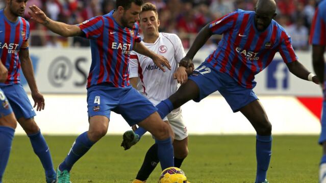 Deulofeu, del Sevilla, entre Navarro y Sissoko, del Levante, hoy durante el partido de Liga