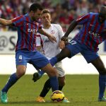 Deulofeu, del Sevilla, entre Navarro y Sissoko, del Levante, hoy durante el partido de Liga