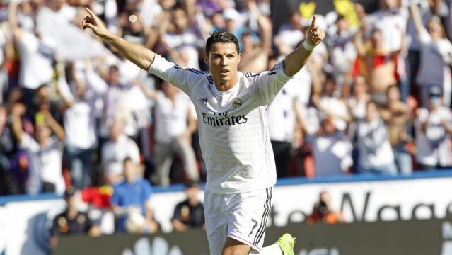 Ronaldo celebra su primer tanto frente al Levante.