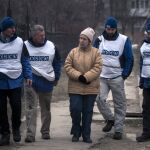 Monitores de la OSCE charlan con una vecina de Mariupol, en Ucrania, el pasado mes de enero.