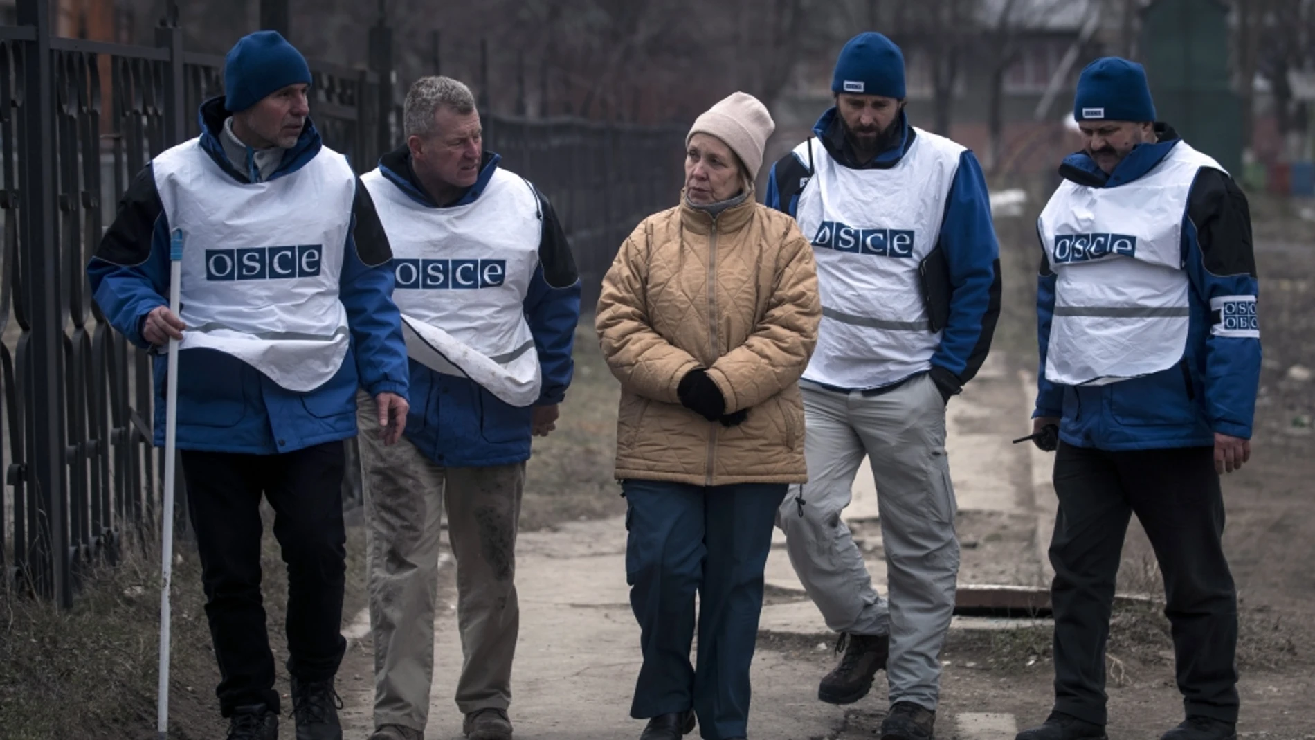 Monitores de la OSCE charlan con una vecina de Mariupol, en Ucrania, el pasado mes de enero.