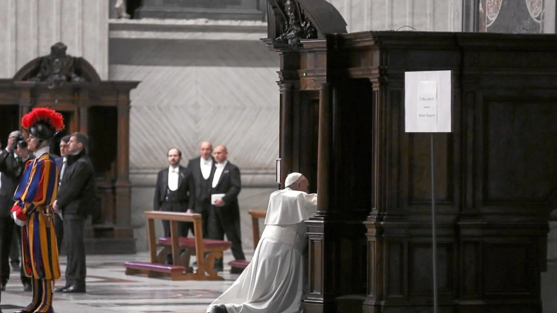 El Papa Francisco recibió confesión ayer durante la celebración de la penitencia