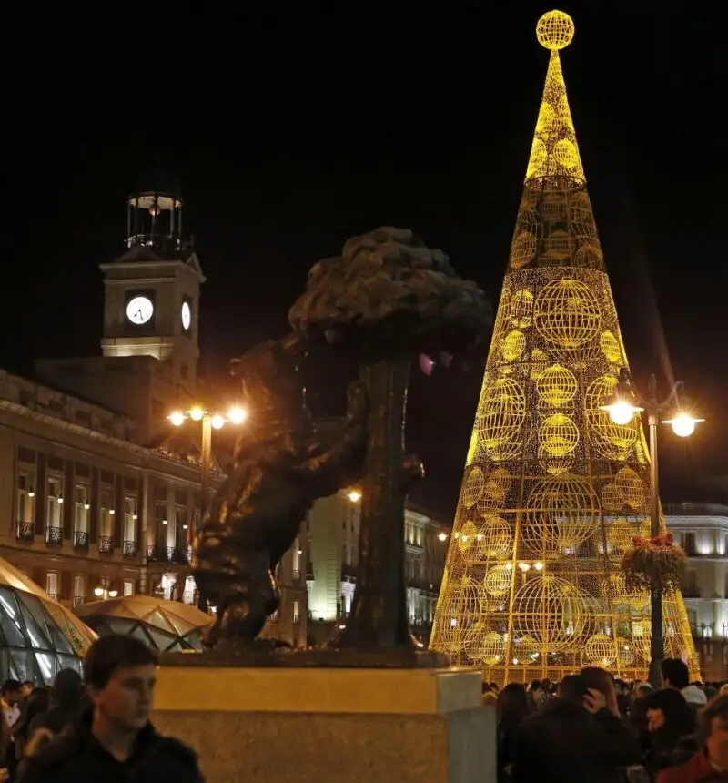 Árbol de Navidad colocado junto a la escultura del Oso y Madroño, en la Puerta del Sol.