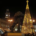 Árbol de Navidad colocado junto a la escultura del Oso y Madroño, en la Puerta del Sol.