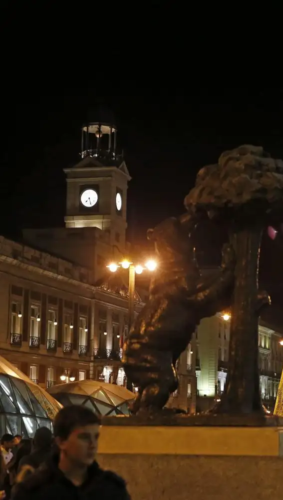 Árbol de Navidad colocado junto a la escultura del Oso y Madroño, en la Puerta del Sol.