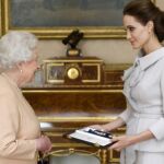 Angelina Jolie recibida por la Reina Isabel II
