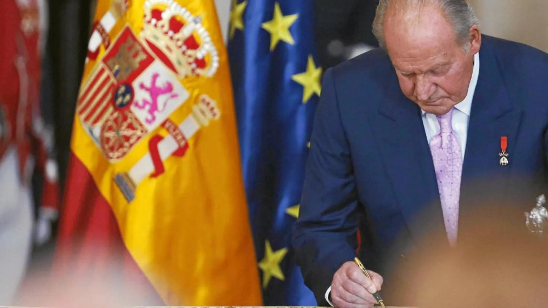 Don Juan Carlos firma su abdicación el pasado 18 de junio en el Palacio Real