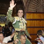 El diestro Miguel Ángel Perera saliendo a hombros en una imagen de archivo de la Feria de Valladolid